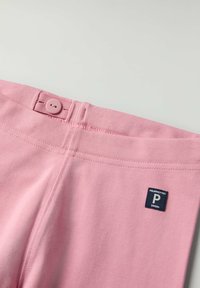 Vaaleanpunaiset legginsit, jotka on valmistettu pehmeästä puuvillasekoitteesta. Varustettu nappikiinnityksellä ja pienellä bränditunnisteella, jossa on "P" takana. Sileä pinta.
