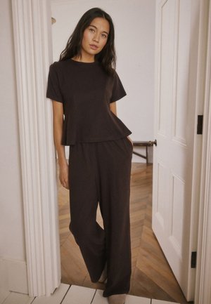 Next, TALL FIT - CINCHED WAIST PEPLUM SHORT SLEEVE PYJAMAS SET - Pyjamas - chocolate brown