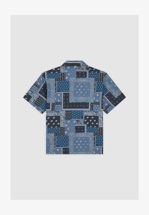 Korte mouwen shirt in blauwtinten, met een patchworkontwerp met verschillende patronen, waaronder paisley en geometrische vormen.