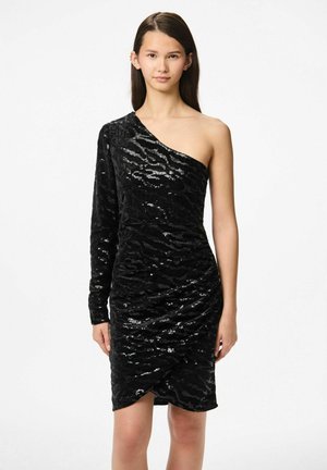 Robe noire à une épaule en tissu sequiné avec un motif en vagues texturé, présentant une silhouette ajustée et un détail drapé à l'avant.