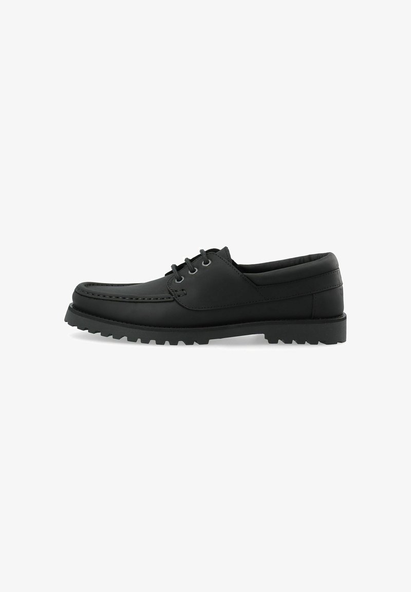 Chaussure noire en cuir à lacets avec semelle épaisse crantée et col rembourré, vue de côté sur fond blanc.