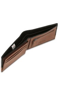 Cartera de cuero marrón con múltiples ranuras para tarjetas, un bolsillo con cremallera y protección RFID. Textura suave y costura de acento negra.