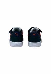 Sneakers Puma con un design blu navy e arancione. Presentano una texture liscia, suole bianche e un logo sul retro e sui lati.