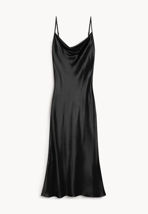 Czarna satynowa sukienka na ramiączkach z cienkimi regulowanymi ramiączkami i dekoltem w kształcie muszki, długa do ziemi, o gładkiej, błyszczącej teksturze.