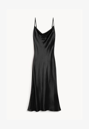 Czarna satynowa sukienka na ramiączkach z cienkimi regulowanymi ramiączkami i dekoltem w kształcie muszki, długa do ziemi, o gładkiej, błyszczącej teksturze.