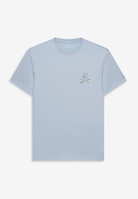 Camiseta de cuello redondo en azul claro, fabricada en suave algodón, que presenta un diseño gráfico con una calavera y cintas cruzadas en colores contrastantes.