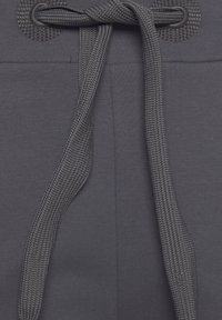 Graue Jogginghosen mit strukturiertem Kordelzug und Bund, aus glattem Stoff mit verstärkten Ösen.