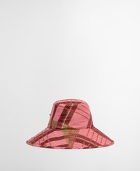Roze emmerhoed van gestructureerde stof met een ruitpatroon in donkerrood en groene accenten. Brede rand voor bescherming tegen de zon.