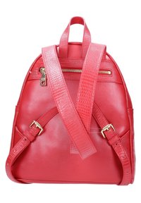 Czerwony skórzany plecak o fakturowanym wykończeniu, z zamykaną na zamek przegrodą, regulowanymi ramiączkami oraz akcentami w kolorze złotym.