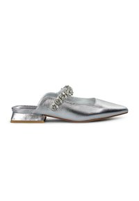 Zilveren metalen muiltjes met een spitse neus, lage blokhak en versierde banddetail over de wreef. Gladde textuur, strakke design.