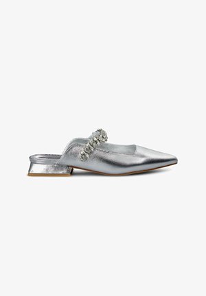 Zilveren metalen muiltjes met een spitse neus, lage blokhak en versierde banddetail over de wreef. Gladde textuur, strakke design.