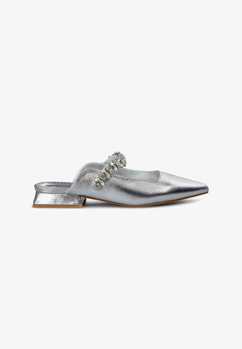 Srebrne metaliczne klapki z szpiczastym noskiem, niskim blokowym obcasem i ozdobnym paskiem z dżetami na śródstopiu. Gładka tekstura, elegancki design.