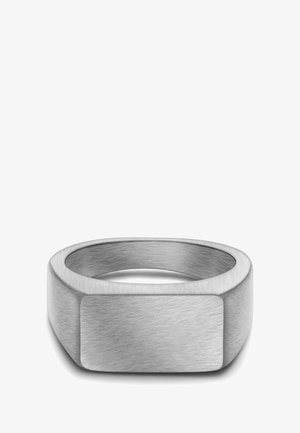 Strieborný kovový prsteň s brúseným povrchom. Má plochý, obdĺžnikový vrch a zaoblené okraje, čo poskytuje hladký a minimalistický dizajn.