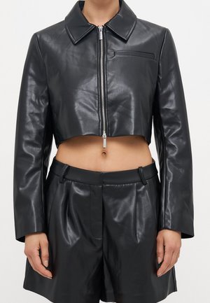 Veste courte en simili cuir noir avec fermeture éclair argentée à l'avant, manches longues et short en simili cuir assorti taille haute.