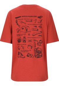 Punainen lyhythihainen t-paita, jossa on musta graafinen printti leirintävarusteiden kuvista ja vinkeistä, jotka on merkitty "Whistler Packing Guide" selässä.