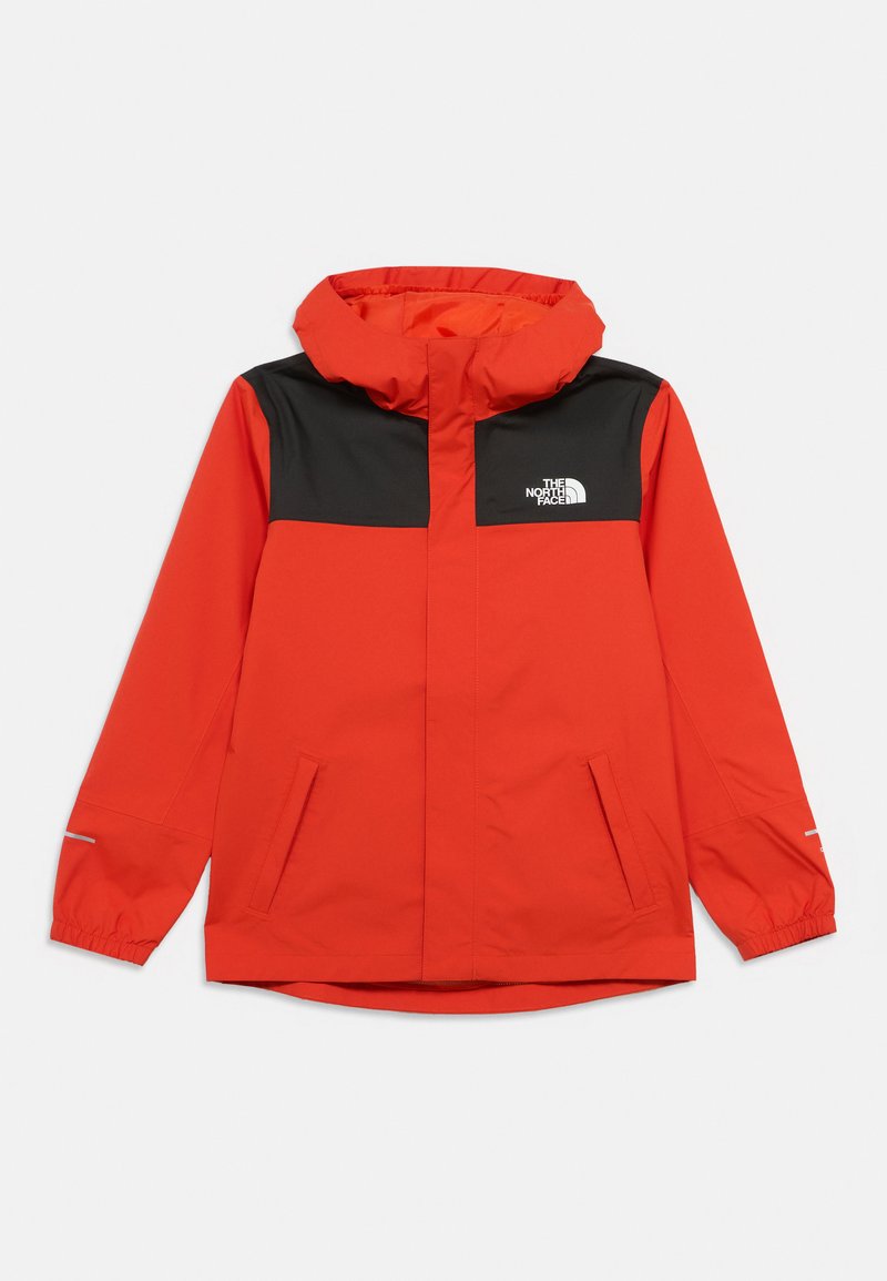 Veste imperméable rouge avec une partie supérieure noire, une capuche ajustable, des poignets élastiques, des poches latérales et un logo sur la poitrine.