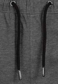 Grijze sweatpants met een trekkoordsluiting van zwart gevlochten koord, verstelbare oogjes en een zachte textuur. Lonsdale-merkteken zichtbaar.