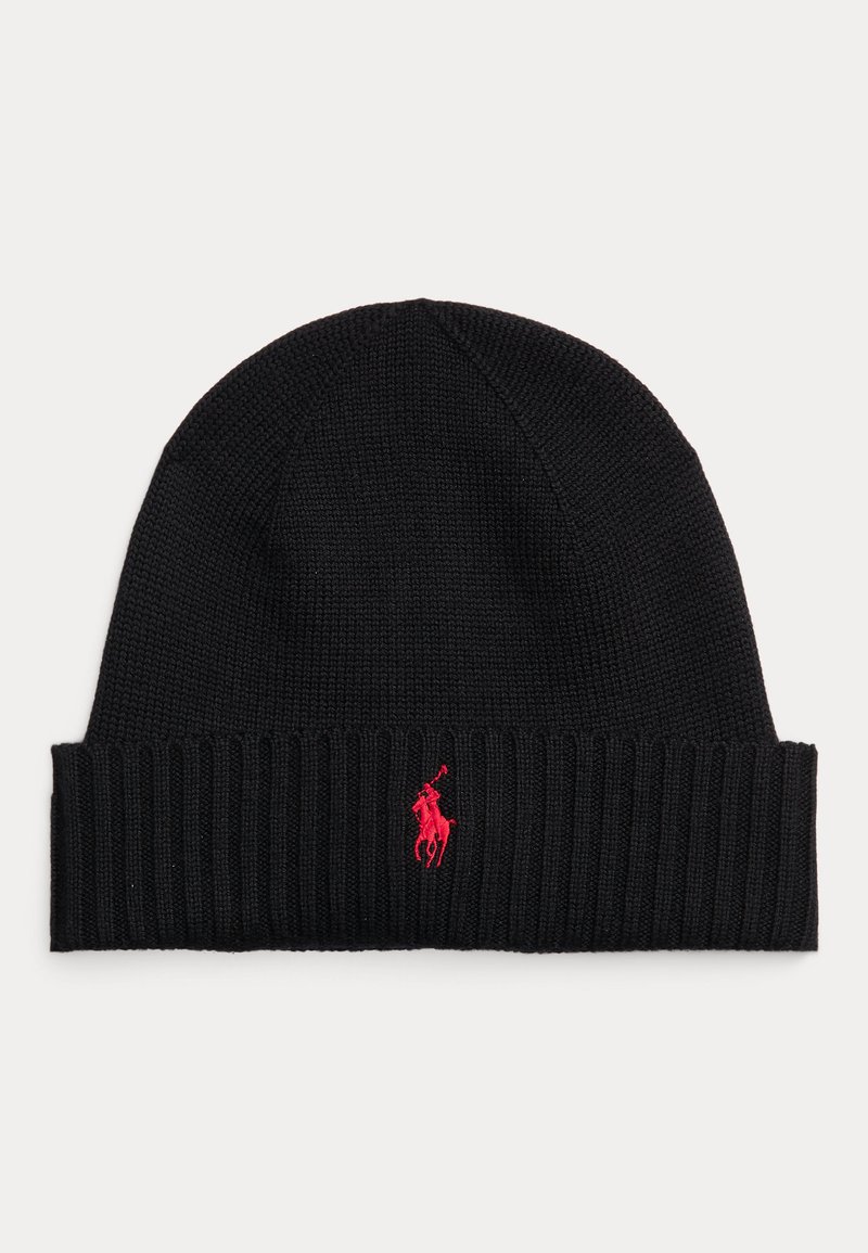 Gorro de punto negro con puño doblado y pequeño logo bordado de un jugador de polo en rojo en el centro delantero del puño.