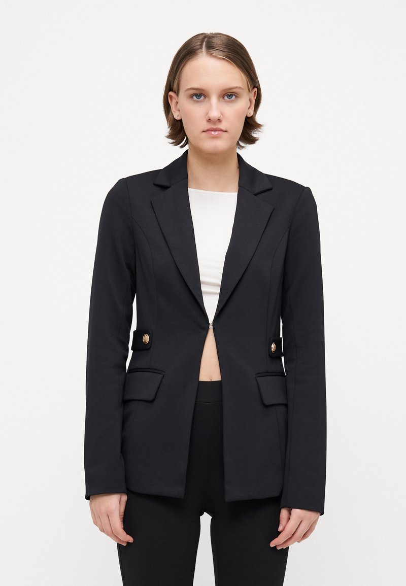 Čierny prispôsobený blazer s priliehavým strihom, dlhými rukávmi, dvoma prednými vreckami a zlatými gombíkmi. Hladká tkanina a štruktúrované klopy.