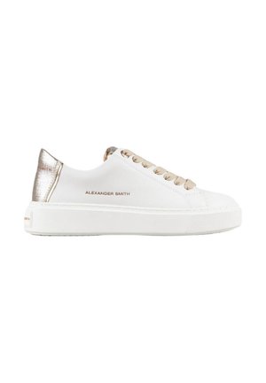Sneaker bianca in pelle con tallone argentato metallico e lacci beige. Presenta il marchio "ALEXANDER SMITH" di lato e una suola testurizzata.