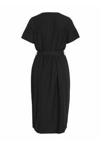 Juoda midi suknelė su trumpomis rankovėmis, apvaliu iškirpimu, audinio diržu, raukšlėta nugara ir lygiu paviršiumi. Nėra matomų raštų ar akcentų.