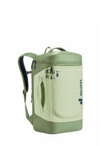 Mochila verde con un diseño estructurado, tejido texturizado, múltiples compartimentos con cremallera y un asa de transporte superior. Logotipo de la marca visible.