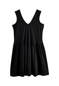 Sort ærmeløs kjole med V-hals, samlet talje og flydende nederdel. Fremstillet af let stof med en glat tekstur.