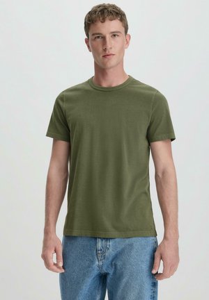 Olijfgroene katoenen t-shirt met een ronde hals en korte mouwen, met een gladde textuur en een minimalistisch ontwerp. Geen zichtbare logo's.
