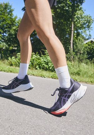 ASICS, DYNABLAST 5 - Hardloopschoenen voor op de weg - greyish purple/black