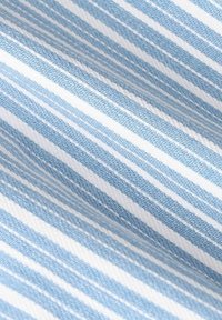 Tissu à rayures bleu clair et blanches avec une texture lisse. Les rayures sont uniformément espacées, variant légèrement en largeur.