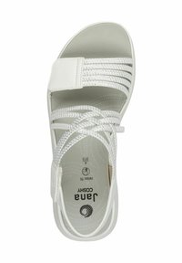 Sandal bianco con cinturini intrecciati, tomaia imbottita e soletta liscia con linee guida stampate. Logo del marchio in evidenza sulla soletta.