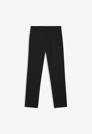 Sorte atletikbukser med snor i taljen, der har en subtil vertikal stribet tekstur og et lille sort logo på venstre lomme.