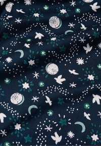 Námorníková látka se vzorem bílých planet, ptáků, hvězd a měsíců v zelených odstínech, s rozptýlenými tečkami a hvězdnými explozi.