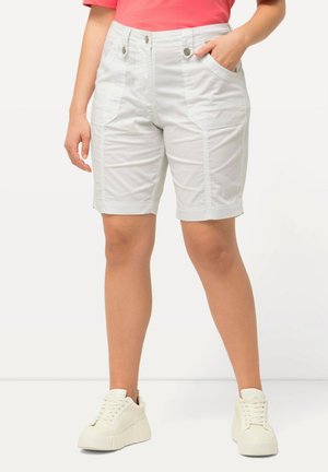 Pantaloni shorts bianchi fino al ginocchio realizzati in tessuto leggero, dotati di due tasche frontali, chiusura con zip e bottone. Texture liscia.