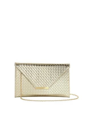 Guldmetalisk vævet clutch taske med konvolutklap og tynd gylden kæde rem på hvid baggrund.