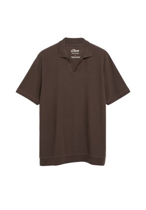 Braunes Poloshirt mit kurzen Ärmeln, offenem Kragen und s.Oliver Markenlabel am Halsausschnitt, dargestellt auf weißem Hintergrund.