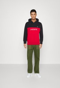Lacoste Kapucni - abysm/red