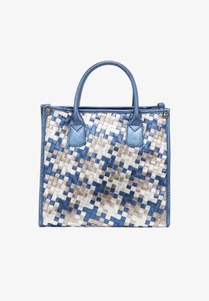 Gewebte Handtasche aus blauer, silberner und weißer metallic Leder, mit einer strukturierten Form, doppelten Griffen und Akzenten in goldfarbenem Metall.