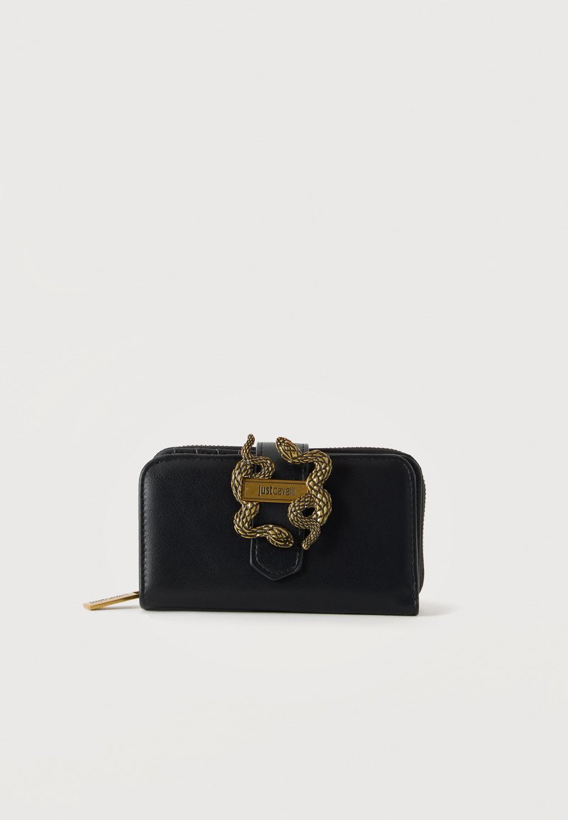 Portefeuille en cuir noir avec fermeture éclair dorée et serpents dorés décoratifs autour d'une plaque logo Just Cavalli au centre avant.