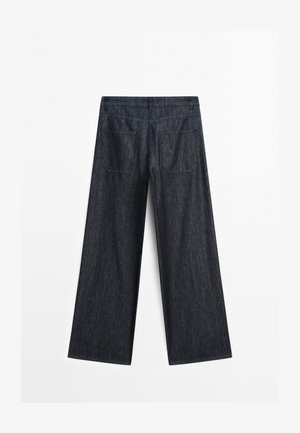 Szerokie ciemnoniebieskie spodnie dżinsowe o gładkiej fakturze, z dwiema tylnymi kieszeniami i subtelnymi detalami przeszyć wzdłuż szwów.