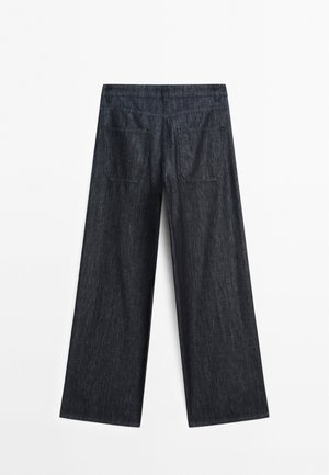 Weite, dunkelblaue Denim-Hosen mit glatter Textur, ausgestattet mit zwei Gesäßtaschen und subtilen Nähten entlang der Säume.