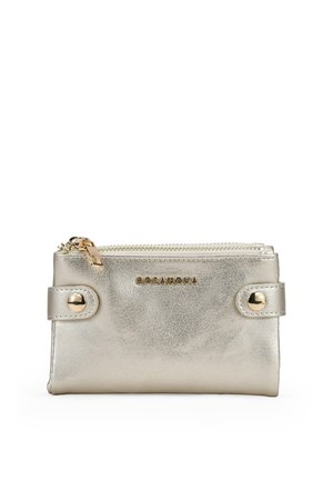 Cartera de cuero plateado metálico con cierre de cremallera, detalles de herrajes dorados, logo y botones de presión decorativos. Diseño compacto y rectangular.