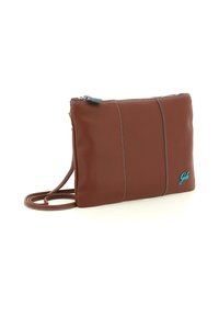 Borsa a tracolla in pelle marrone con cuciture bianche, zip argentata e piccolo logo blu nell'angolo in basso a destra.