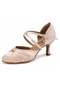 Jasnoróżowe satynowe buty taneczne z okrągłym noskiem, plisowanym wzorem, paskiem na kostkę oraz 5 cm obcasem. Zawierają małą kokardkę i zamszową podeszwę.