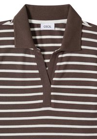 Polo à rayures horizontales marron et blanc avec un col marron et une patte de boutonnage ouverte montrant l’étiquette de la marque « CECIL » à l’intérieur.