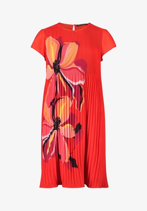 Rode geplooide jurk met korte mouwen en grote abstracte bloemenprint in roze, oranje, geel en zwart aan de voorkant.