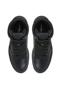 Zapatillas de cuero negro con acentos texturizados, que presentan cordones redondos, cuello acolchado y suela de goma; logo visible en las plantillas.