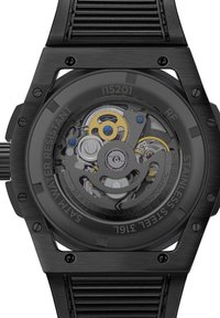 Czarny zegarek ze stali nierdzewnej z przezroczystym tyłem obudowy, ukazującym skomplikowane mechanizmy i tryby, z złotymi i niebieskimi akcentami. Wodoodporny.