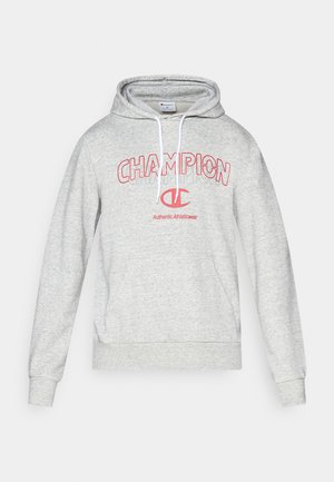Sudadera gris con capucha y bolsillo tipo canguro al frente, capucha con cordón y logo rojo "CHAMPION". Confeccionada en tejido suave, con puños y dobladillo acanalados.