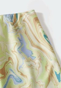 Látka s mramorovým vzorem, která obsahuje víry světle zelené, modré a zlaté barvy na krémovém pozadí s hladkou texturou.